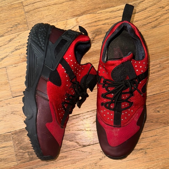 Men’s Nike Hurache Red/ Black size 9 preowned in great condition